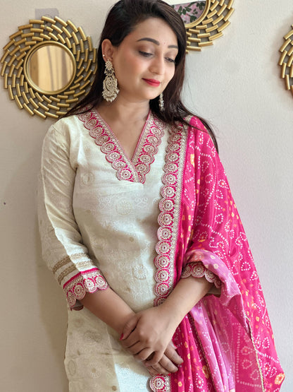 Beautiful Scalloped Lace Kurta with Bhandhani Pink Scalloped Dupatta